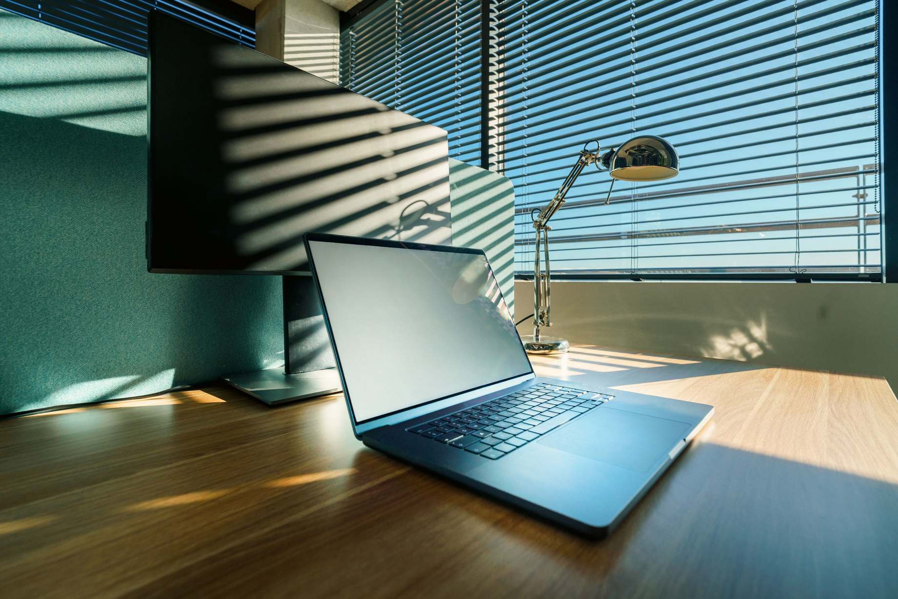 Helles Büro mit Schreibtisch, Stuhl und Fenster